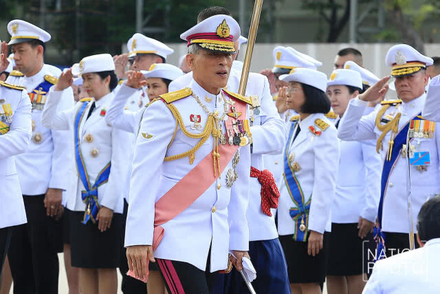 สมเด็จพระเจ้าอยู่หัว ทรงวางพวงมาลา เนื่องในวันปิยมหาราช