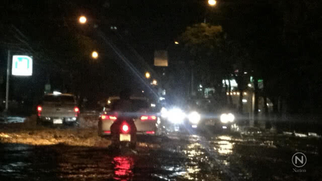 สุขุมวิทอ่วม!!! น้ำท่วมขังสูงหลายจุดหลังฝนถล่มกรุงช่วงเย็น