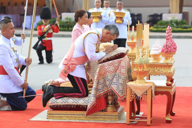 ในหลวง เสด็จฯ ทรงวางพวงมาลาเนื่องในวันปิยมหาราช