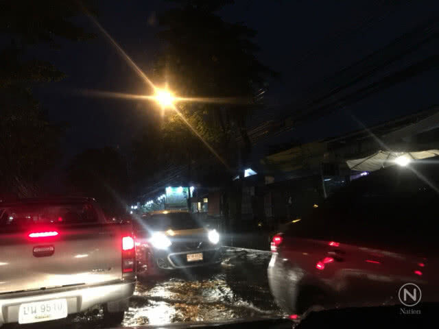 สุขุมวิทอ่วม!!! น้ำท่วมขังสูงหลายจุดหลังฝนถล่มกรุงช่วงเย็น