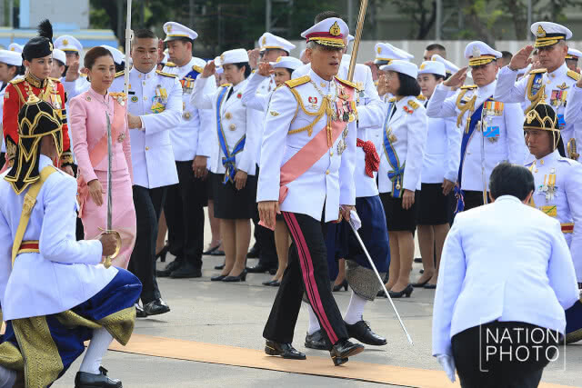 สมเด็จพระเจ้าอยู่หัว ทรงวางพวงมาลา เนื่องในวันปิยมหาราช