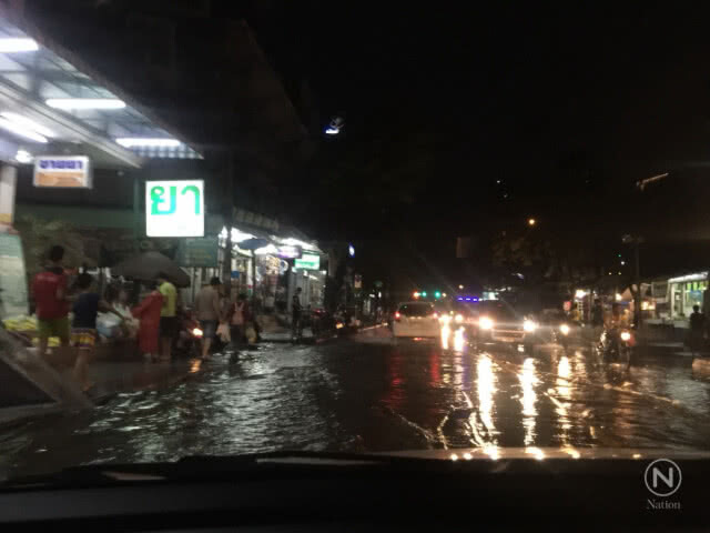 สุขุมวิทอ่วม!!! น้ำท่วมขังสูงหลายจุดหลังฝนถล่มกรุงช่วงเย็น