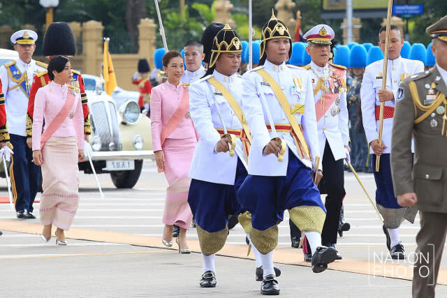 สมเด็จพระเจ้าอยู่หัว ทรงวางพวงมาลา เนื่องในวันปิยมหาราช