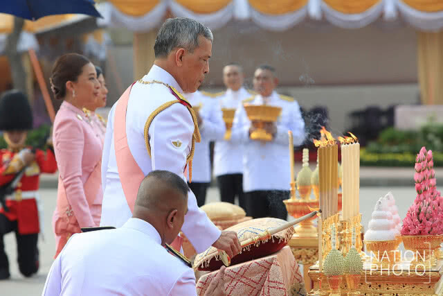 สมเด็จพระเจ้าอยู่หัว ทรงวางพวงมาลา เนื่องในวันปิยมหาราช