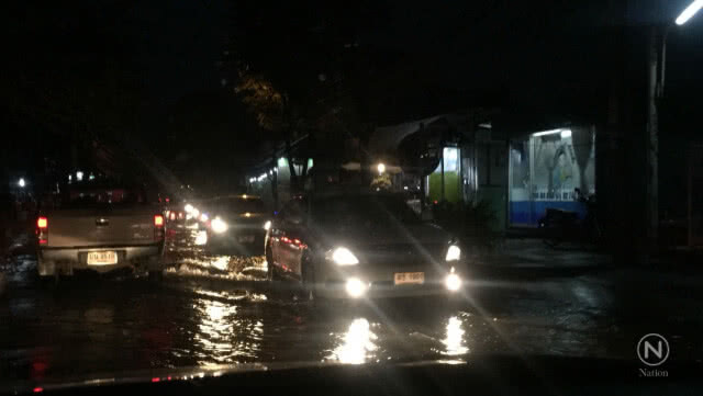 สุขุมวิทอ่วม!!! น้ำท่วมขังสูงหลายจุดหลังฝนถล่มกรุงช่วงเย็น