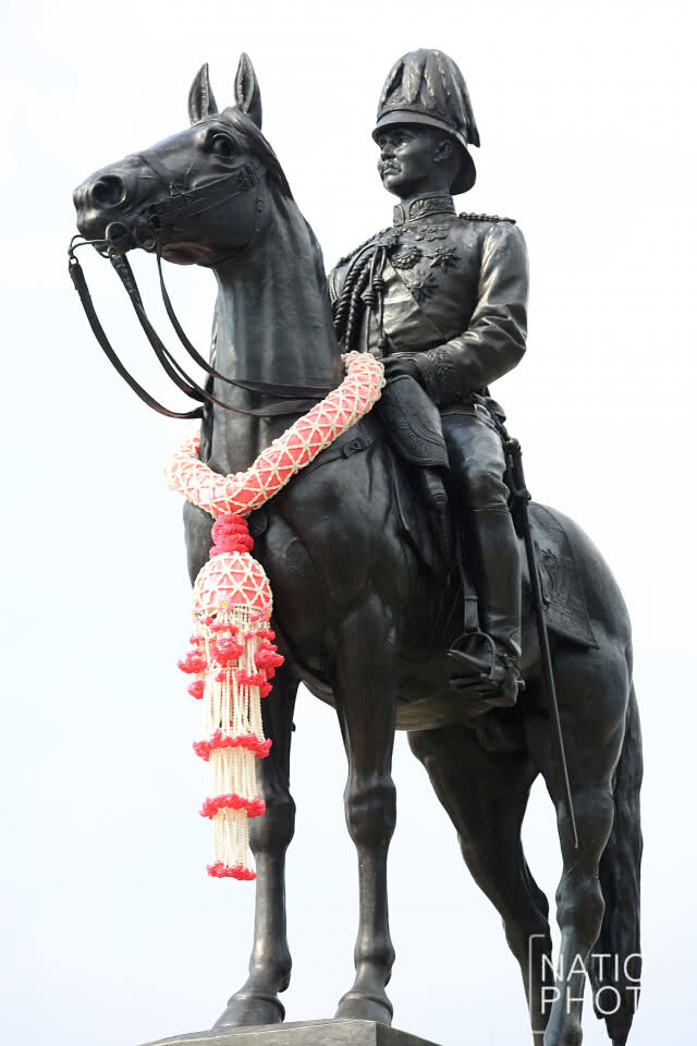 สมเด็จพระเจ้าอยู่หัว ทรงวางพวงมาลา เนื่องในวันปิยมหาราช