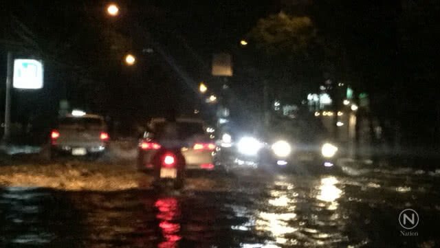 สุขุมวิทอ่วม!!! น้ำท่วมขังสูงหลายจุดหลังฝนถล่มกรุงช่วงเย็น