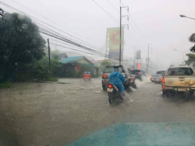 สนามบินกระบี่ เตือนผู้โดยสารเผื่อเวลาเหตุน้ำท่วมขังหลายจุด