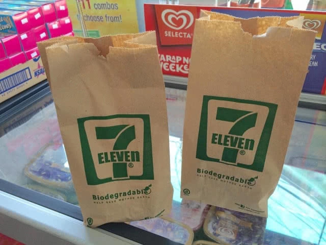 สัญญาณดี!! 7-11 ฟิลิปปินส์ เริ่มใช้ถุงกระดาษแทนถุงพลาสติก