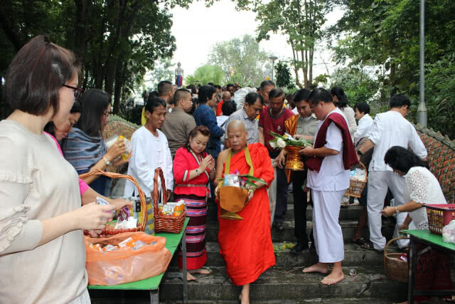 ชาวพะเยากว่า500คนพร้อมใจตักบาตรเทโวฯ