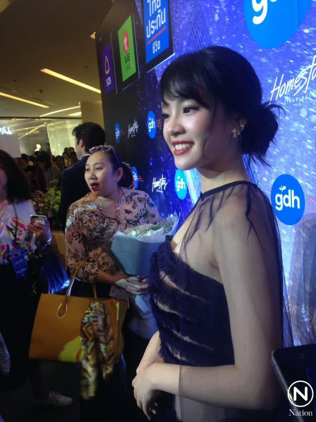 "เฌอปราง" เขิน! ใส่เกาะอกออกงาน