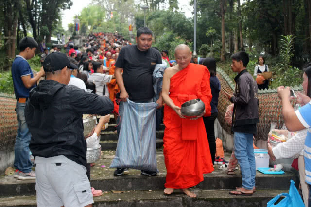ชาวพะเยากว่า500คนพร้อมใจตักบาตรเทโวฯ