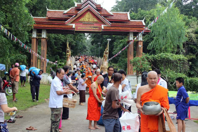 ชาวพะเยากว่า500คนพร้อมใจตักบาตรเทโวฯ