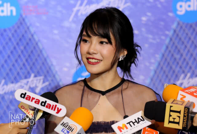 งามหยดย้อย!! "เฌอปราง BNK48" กับชุดเกาะอก งานรอบสื่อหนังโฮมสเตย์