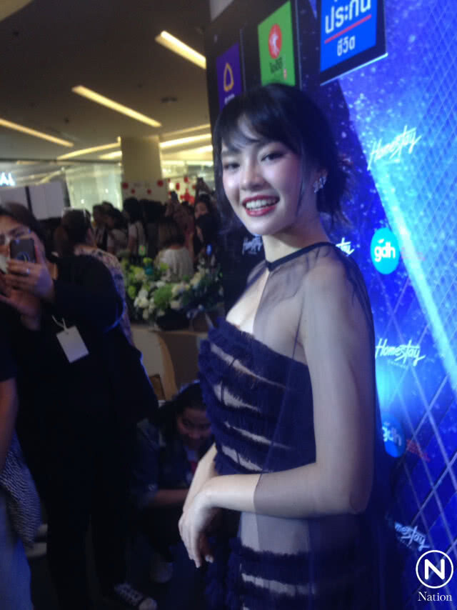 "เฌอปราง" เขิน! ใส่เกาะอกออกงาน