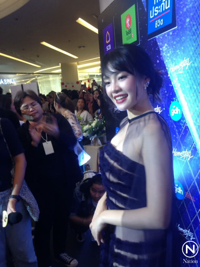 "เฌอปราง" เขิน! ใส่เกาะอกออกงาน