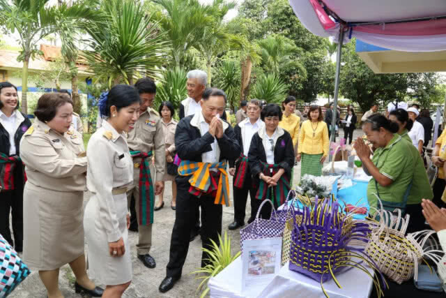 รมว. แรงงาน ลงพื้นที่ เร่งติดตามนโยบายคุ้มครองแรงงานนอกระบบ "มาตรา 40"