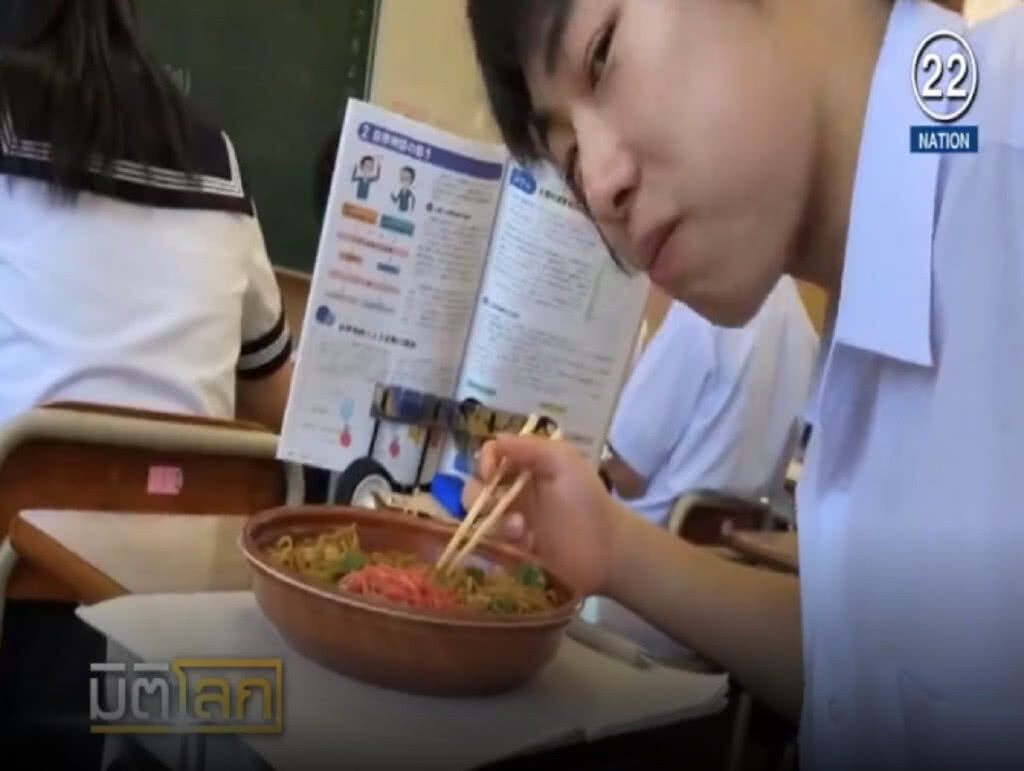 (คลิปข่าว)"ยาคูลท์" ทำโฆษณาใช้อุปกรณ์ไฮเทคแอบกินขนมในห้องเรียน