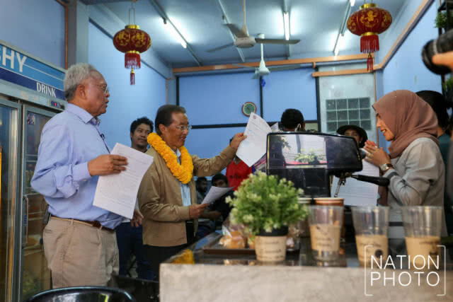 "สุเทพ" ลุยเยาวราช รับสมัครสมาชิกพรรค
