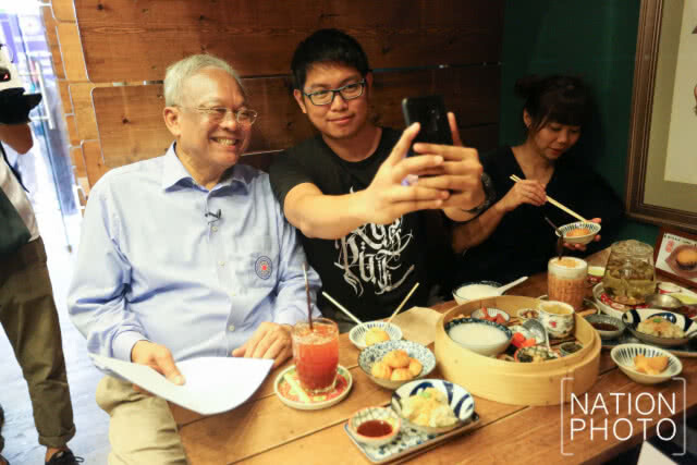 "สุเทพ" ลุยเยาวราช รับสมัครสมาชิกพรรค