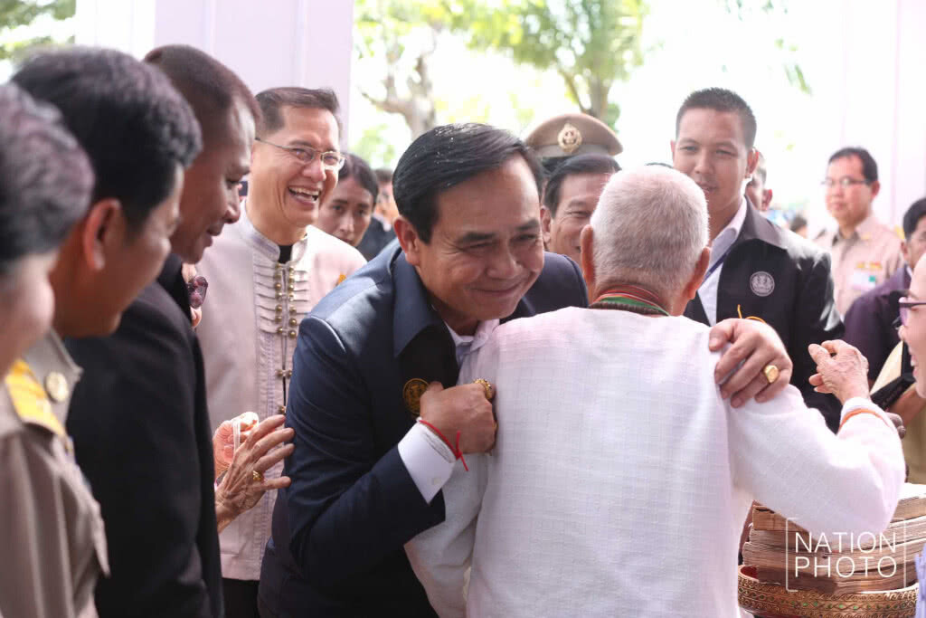 "คนดวงแข็ง!!"คำทำนายหลัง"หมอดูเมืองพะเยา" ดู"ลายมือ"ประยุทธ์