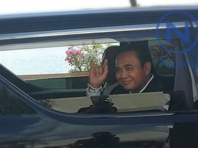 ชาวบ้านส่องเลข ทะเบียนรถ "บิ๊กตู่" ตรวจราชการจังหวัดพะเยา