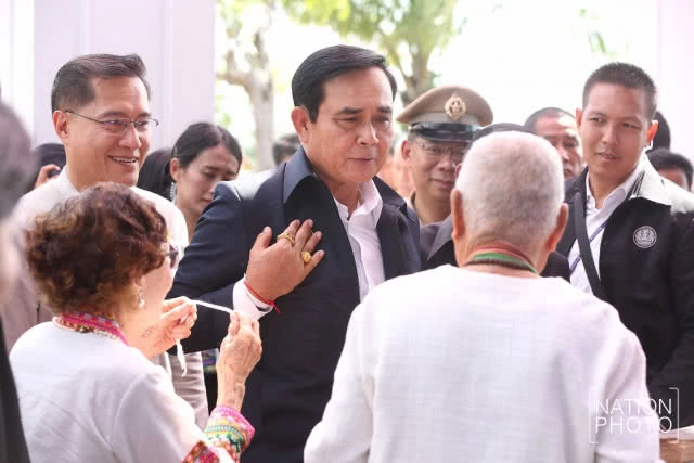 "คนดวงแข็ง!!"คำทำนายหลัง"หมอดูเมืองพะเยา" ดู"ลายมือ"ประยุทธ์