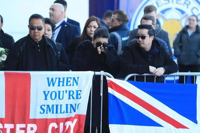 สุดอาลัย... ครอบครัว "ศรีวัฒนประภา" วางช่อดอกไม้ไว้อาลัยให้กับ "คุณวิชัย" หน้าสนามคิง เพาเวอร์