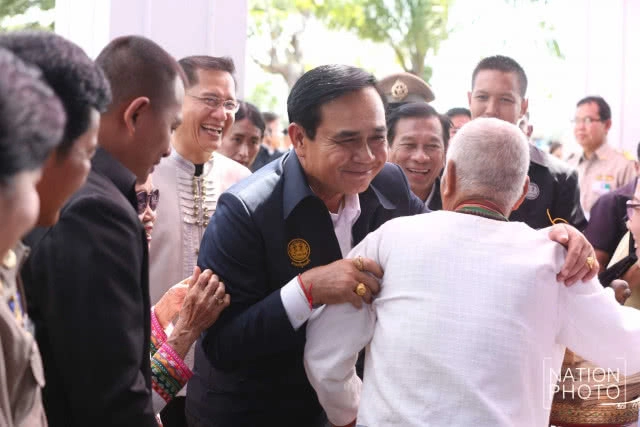 "คนดวงแข็ง!!"คำทำนายหลัง"หมอดูเมืองพะเยา" ดู"ลายมือ"ประยุทธ์