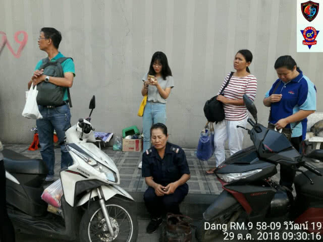รถเมล์เสียหลักพุ่งชนเสาไฟปากซอยสุขุมวิท 48 จราจรเริ่มติดขัด