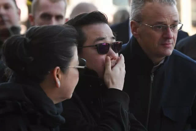 สุดอาลัย... ครอบครัว "ศรีวัฒนประภา" วางช่อดอกไม้ไว้อาลัยให้กับ "คุณวิชัย" หน้าสนามคิง เพาเวอร์