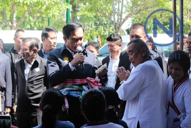 ชาวบ้านส่องเลข ทะเบียนรถ "บิ๊กตู่" ตรวจราชการจังหวัดพะเยา