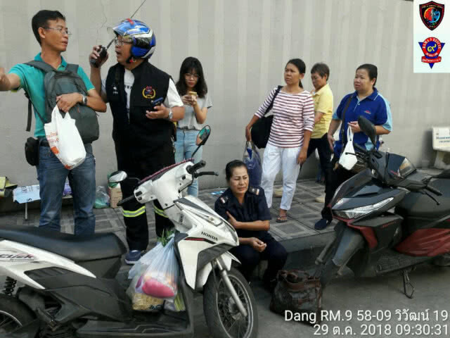 รถเมล์เสียหลักพุ่งชนเสาไฟปากซอยสุขุมวิท 48 จราจรเริ่มติดขัด