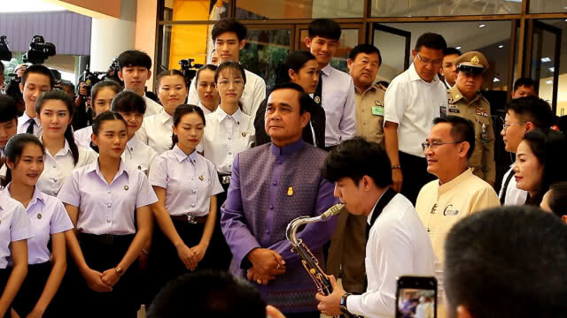 ร้องเพลงคืนความสุขให้ประเทศไทย"ต้อนรับนายกฯ
