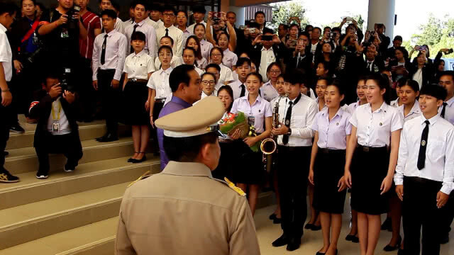 ร้องเพลงคืนความสุขให้ประเทศไทย"ต้อนรับนายกฯ