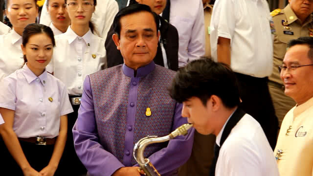 ร้องเพลงคืนความสุขให้ประเทศไทย"ต้อนรับนายกฯ