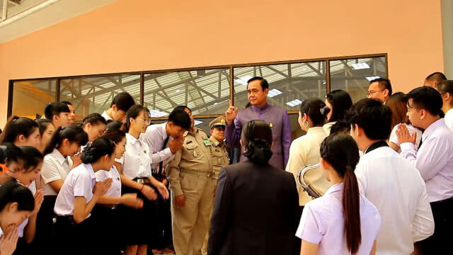 ร้องเพลงคืนความสุขให้ประเทศไทย"ต้อนรับนายกฯ
