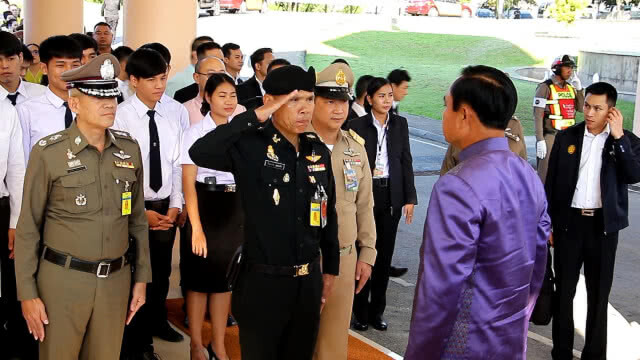 ร้องเพลงคืนความสุขให้ประเทศไทย"ต้อนรับนายกฯ