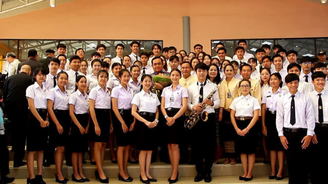 ร้องเพลงคืนความสุขให้ประเทศไทย"ต้อนรับนายกฯ