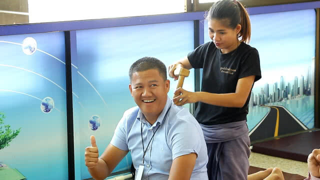 สีสัน ด้านหน้า presscenter ครม.สัญจร