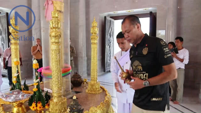 "เนวิน" สักการะศาลหลักเมืองนครศรีธรรมราช