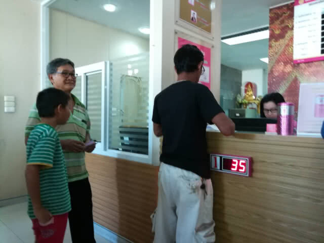 พาบุตรหลานฝากเงินธ.ออมสินวันออมแห่งชาติ
