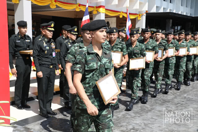 พลทหารไอติม หลานอภิสิทธิ์ ปลดประจำการแล้ว