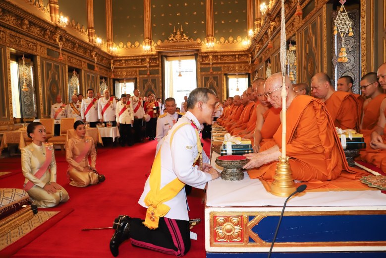 ในหลวง เสด็จฯ ถวายผ้าพระกฐิน "วัดราชบพิธ-วัดพระเชตุพน"