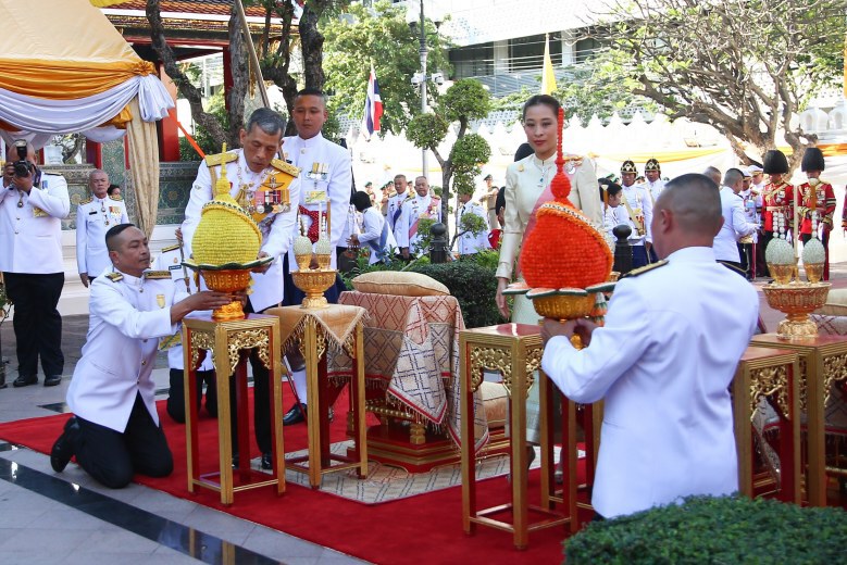 ในหลวง เสด็จฯ ถวายผ้าพระกฐิน "วัดราชบพิธ-วัดพระเชตุพน"