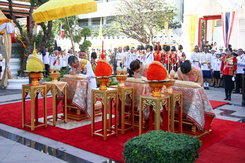 ในหลวง เสด็จฯ ถวายผ้าพระกฐิน "วัดราชบพิธ-วัดพระเชตุพน"