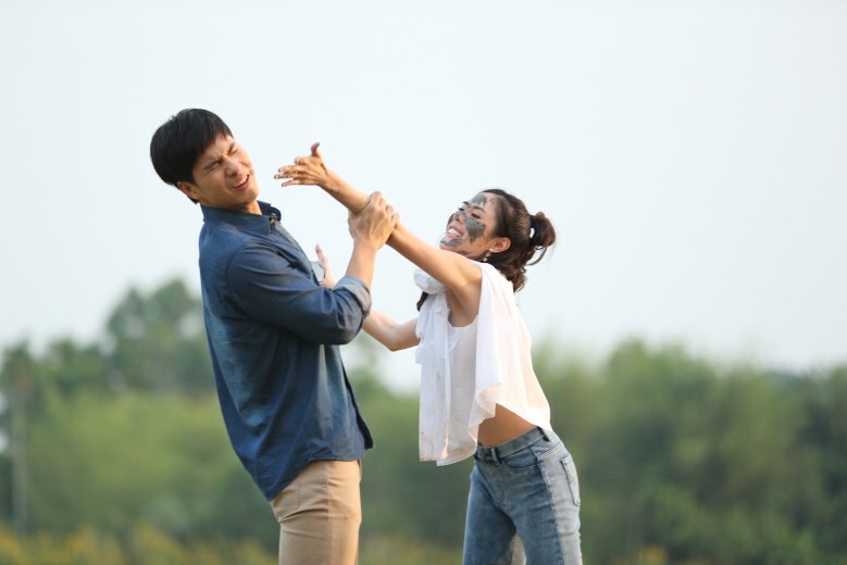 'ไมค์' แกล้งหนัก!  'พีค' ทุ่มสุดตัวยอมหน้าเลอะโคลน