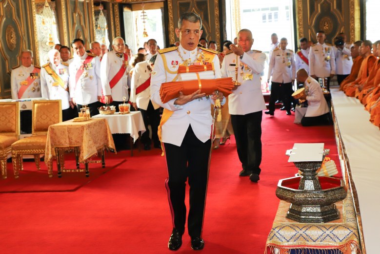 ในหลวง เสด็จฯ ถวายผ้าพระกฐิน "วัดราชบพิธ-วัดพระเชตุพน"