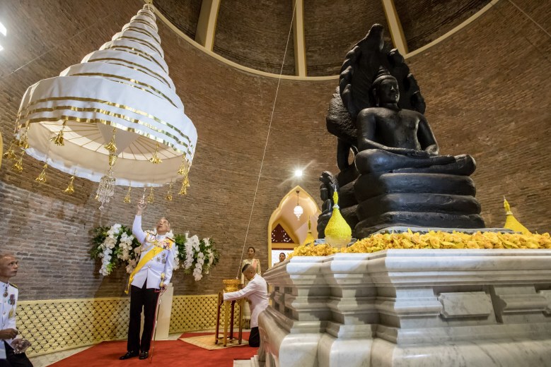 ในหลวง เสด็จฯ ถวายผ้าพระกฐิน "วัดราชบพิธ-วัดพระเชตุพน"