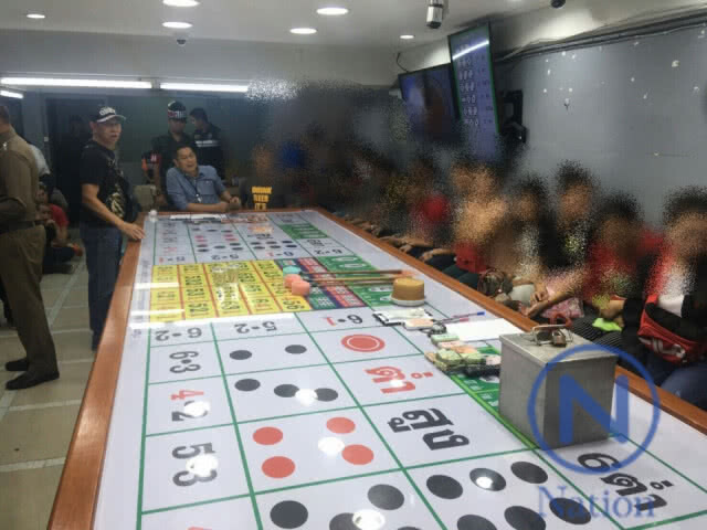 จับบ่อนพนัน "เสือมังกร" ย่านพระโขนง รวบนักพนันได้ 63 คน